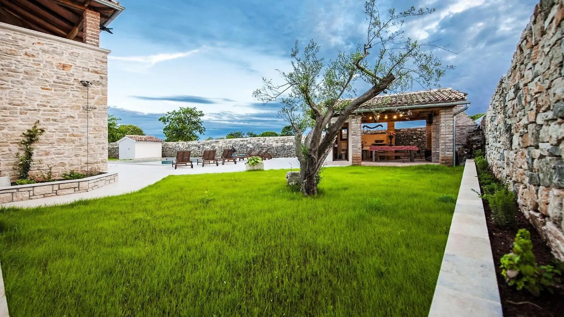 Familyl Villa Tomani With Pool, Basketball And Volleyball Field Kanfanar